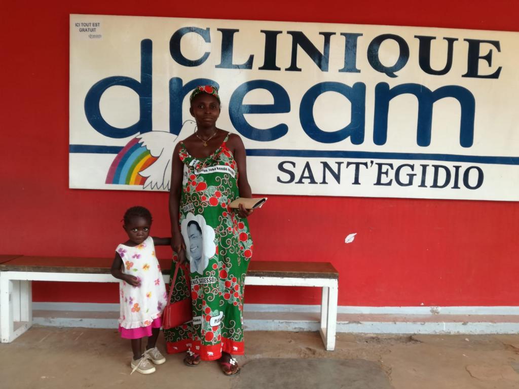 Cumple un año la Clinique DREAM de Bangui (República Centroafricana) de tratamiento gratuito del VIH. La vida vence a la guerra